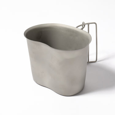 Dull stainless steel canteen cup with foldable wire handle, 700 ml