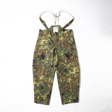 Flecktarn camouflage waterproof trousers with suspenders and drawstring waistband