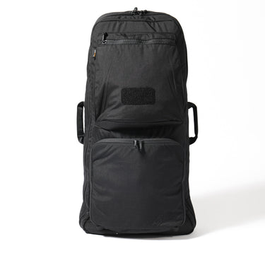 22L carrying bag in black, front pocket with zipper and small logo patch