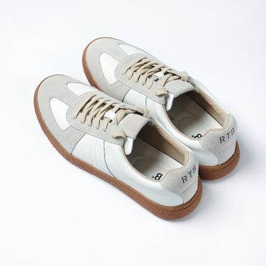 Lace-up trainer in white and light gray with gum rubber sole and panel details