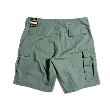 Men’s cargo shorts in dark green, back view with flap pockets and belt loops