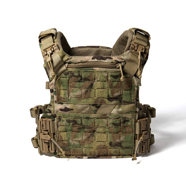 Multicam-pattern plate carrier vest with padded shoulder straps and front storage panels.