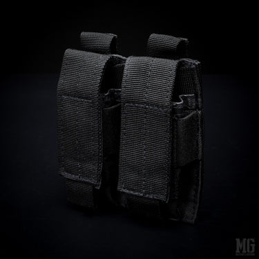 Double pistol magazine pouch in dark fabric with two front pockets